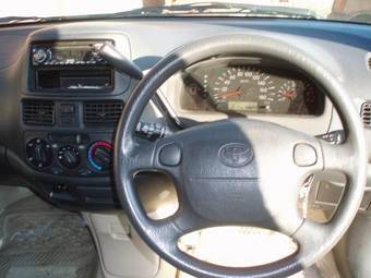 2003 Toyota Raum Pictures