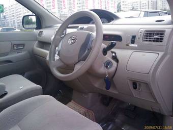 2003 Toyota Raum Pictures