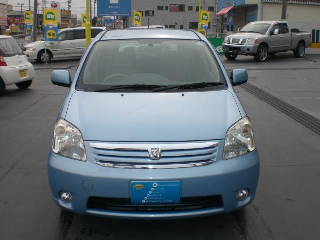 2004 Toyota Raum