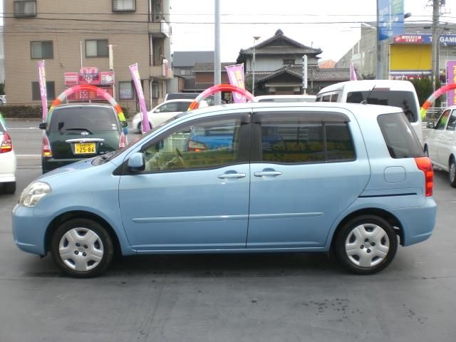 2004 Toyota Raum