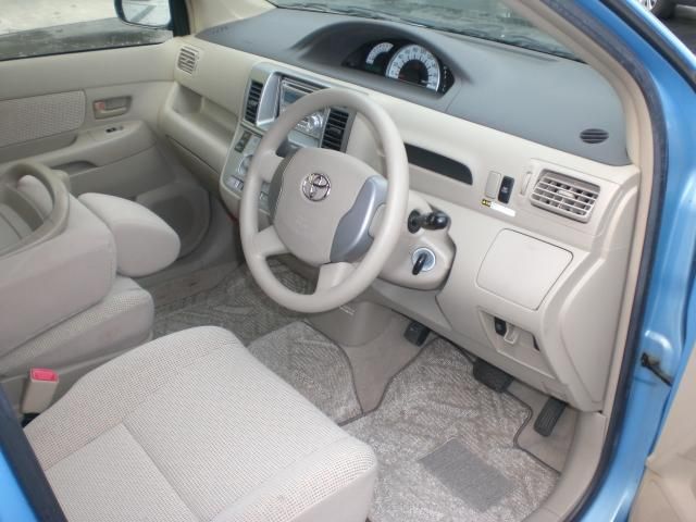 2004 Toyota Raum