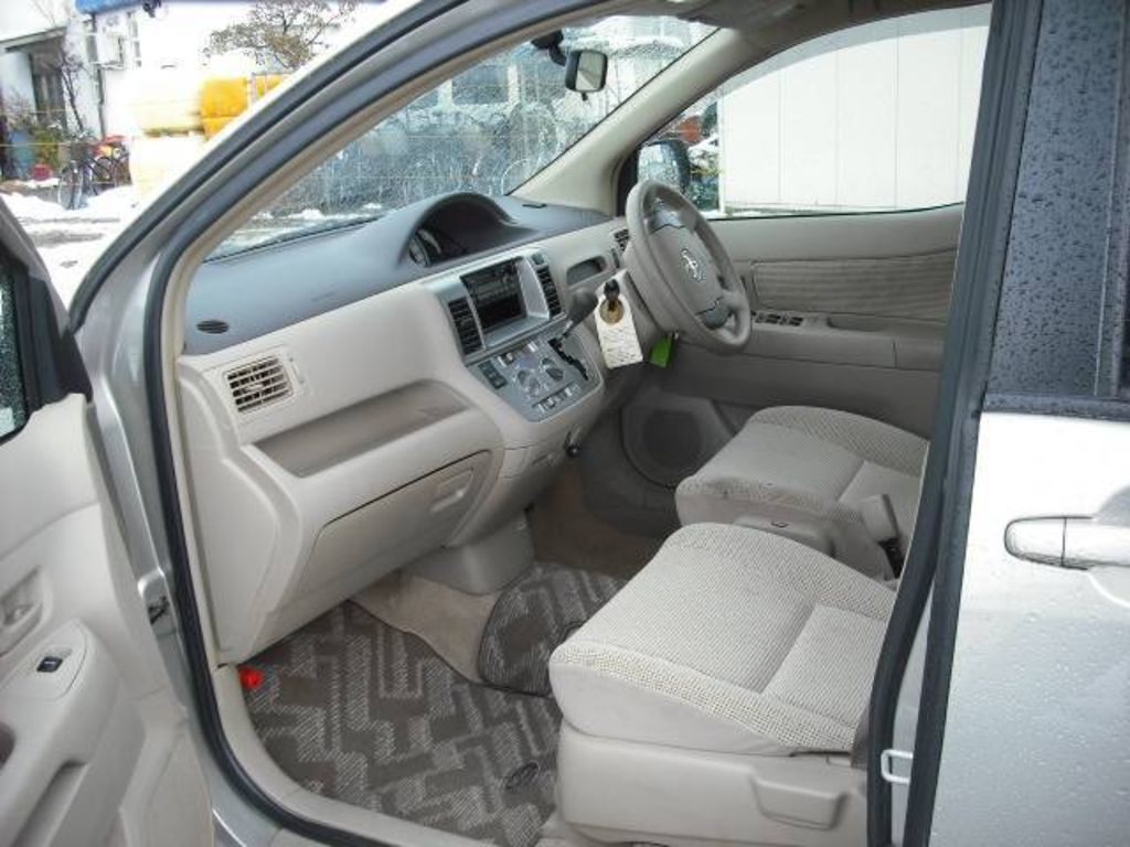 2004 Toyota Raum