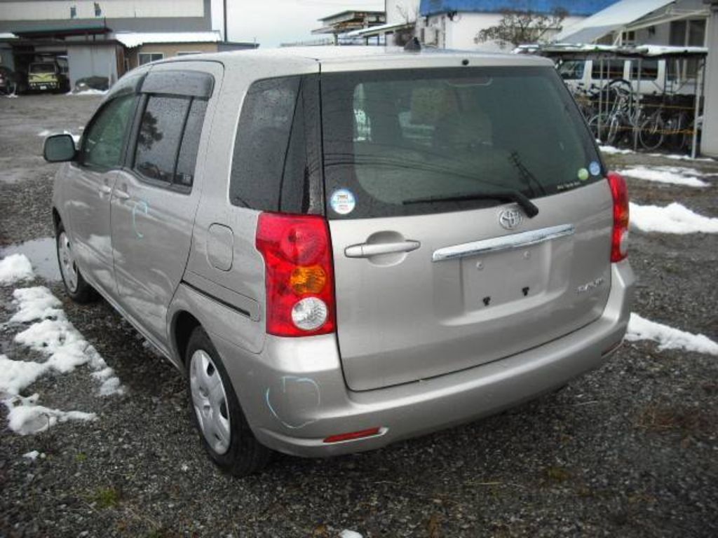 2004 Toyota Raum