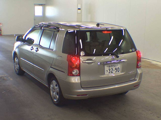 2004 Toyota Raum