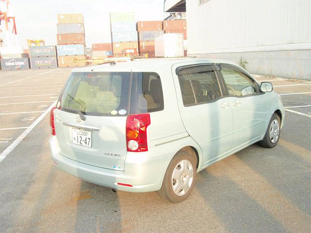 2004 Toyota Raum