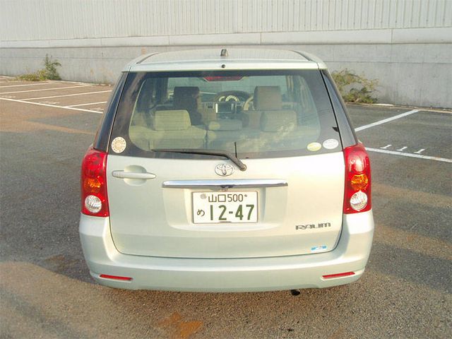 2004 Toyota Raum