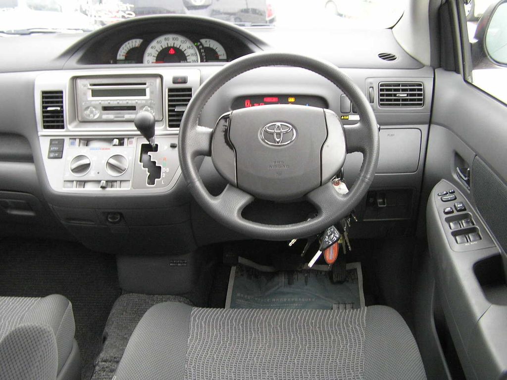 2004 Toyota Raum