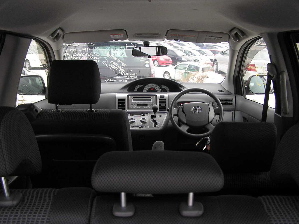 2004 Toyota Raum