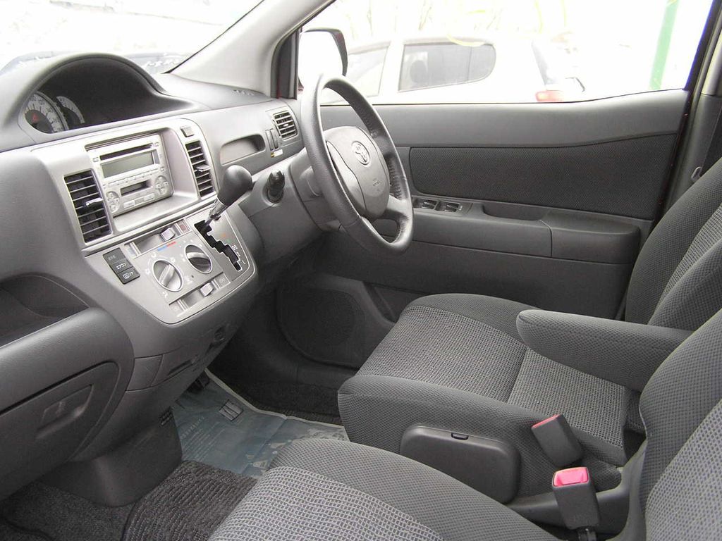 2004 Toyota Raum