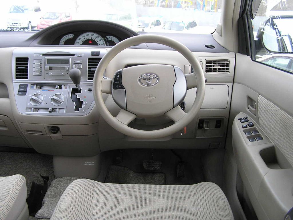 2004 Toyota Raum