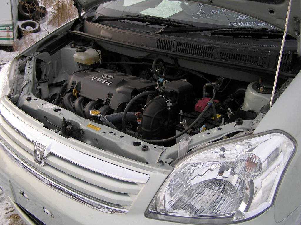 2004 Toyota Raum