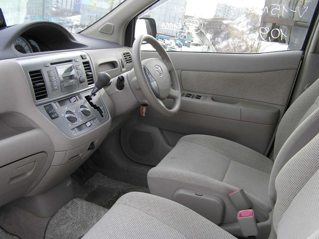 2004 Toyota Raum