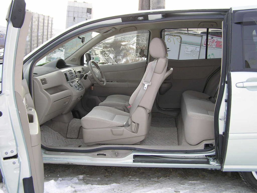 2004 Toyota Raum