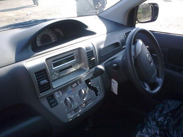 2004 Toyota Raum