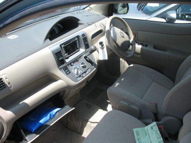 2004 Toyota Raum