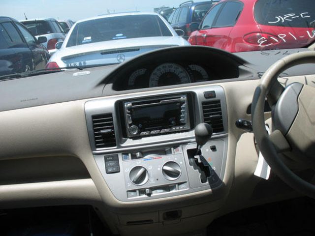 2004 Toyota Raum