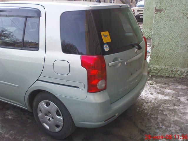 2004 Toyota Raum