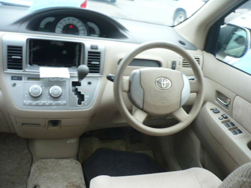 2004 Toyota Raum