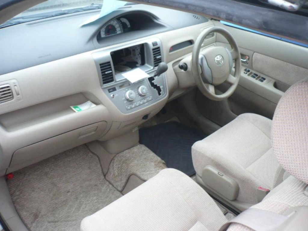 2004 Toyota Raum