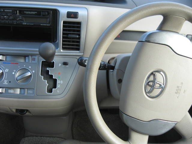 2004 Toyota Raum