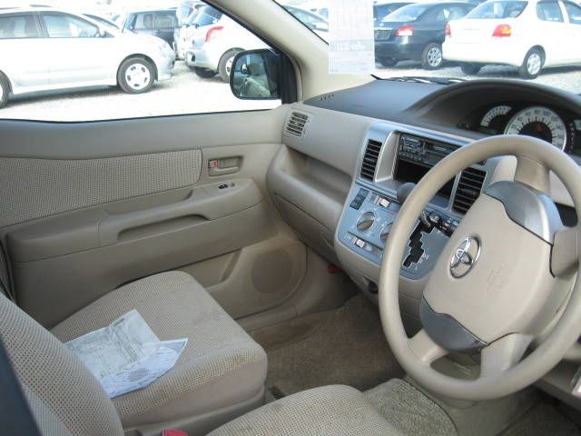 2004 Toyota Raum