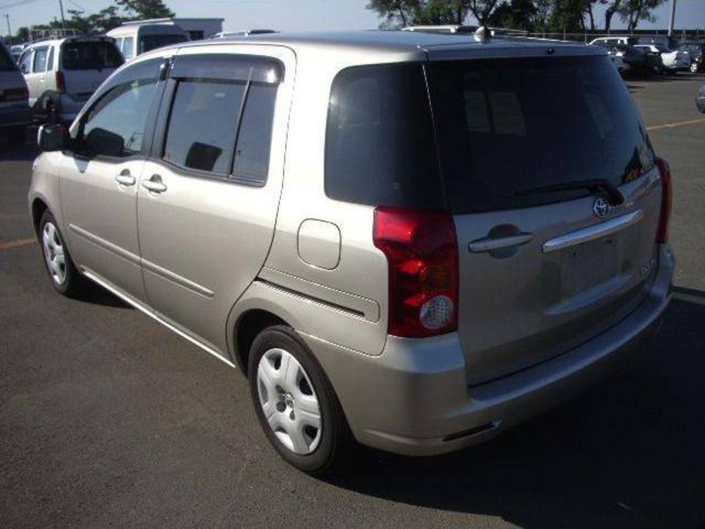 2004 Toyota Raum