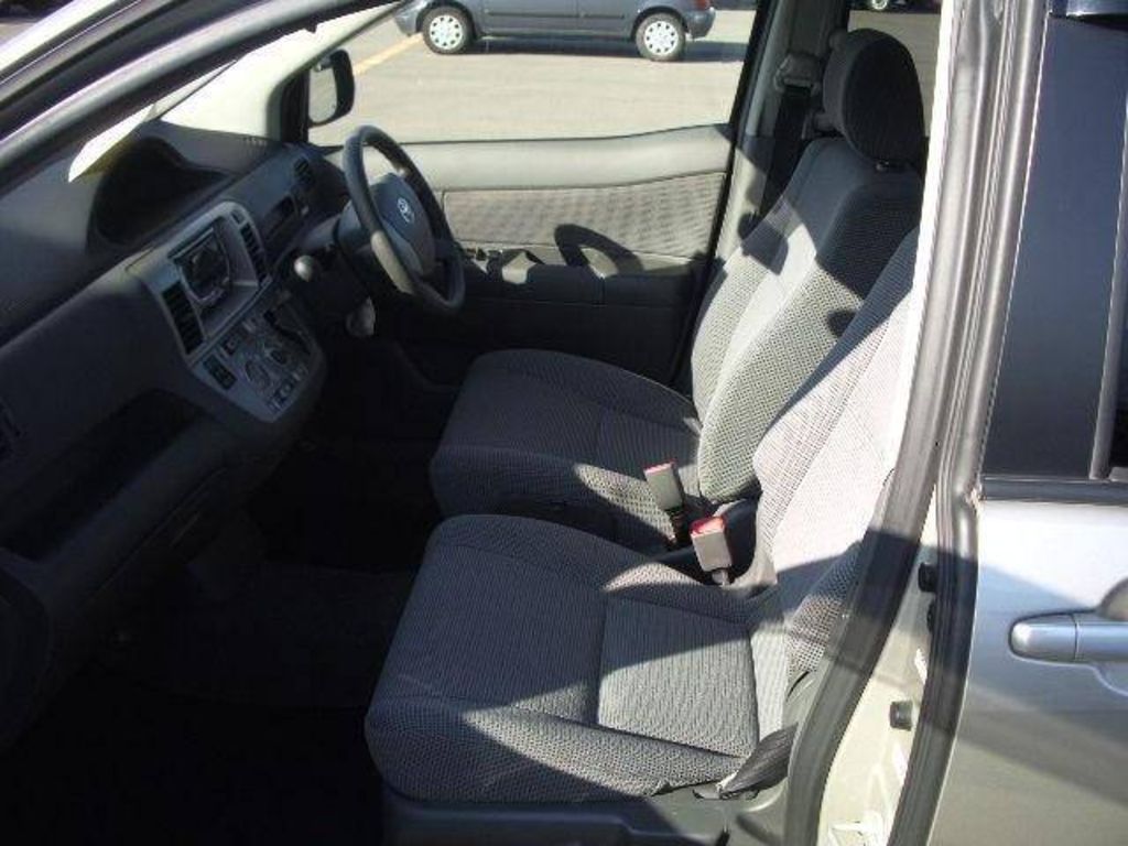 2004 Toyota Raum