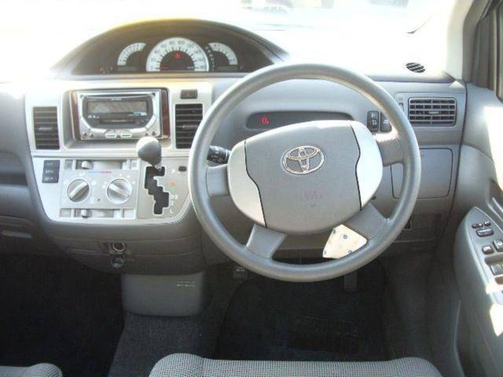 2004 Toyota Raum