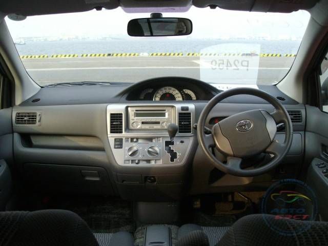 2004 Toyota Raum