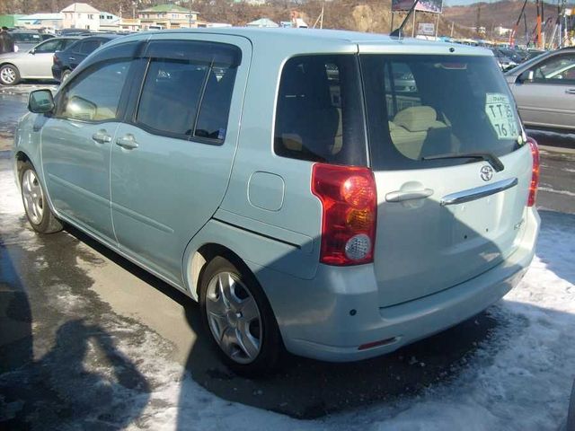 2004 Toyota Raum