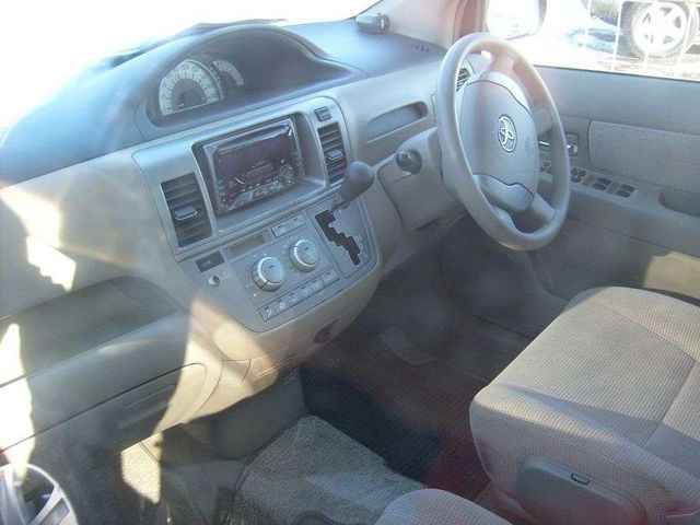 2004 Toyota Raum