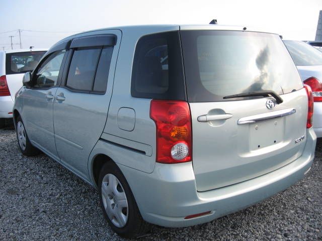 2004 Toyota Raum