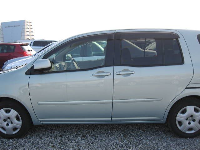 2004 Toyota Raum