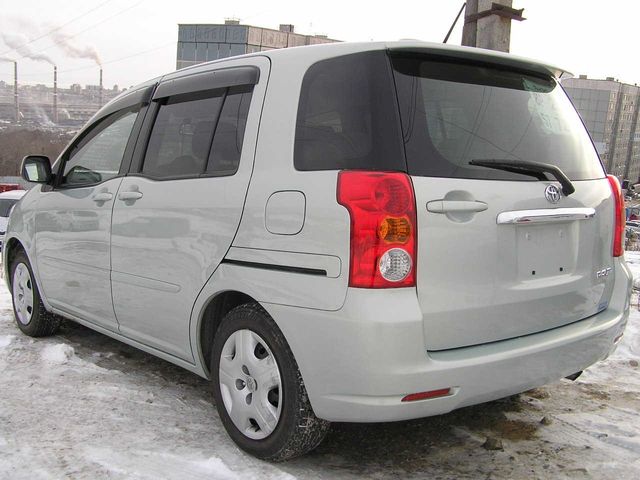 2004 Toyota Raum