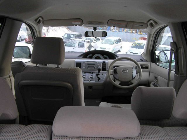 2004 Toyota Raum