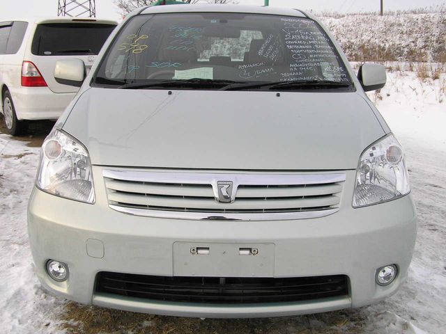 2004 Toyota Raum