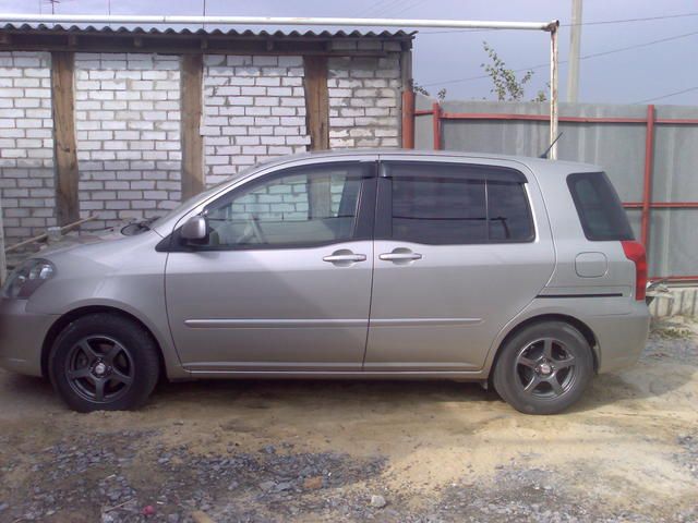 2004 Toyota Raum