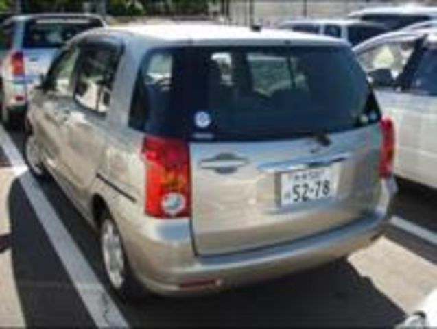 2004 Toyota Raum