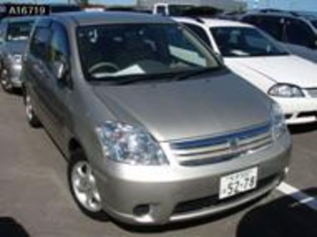 2004 Toyota Raum