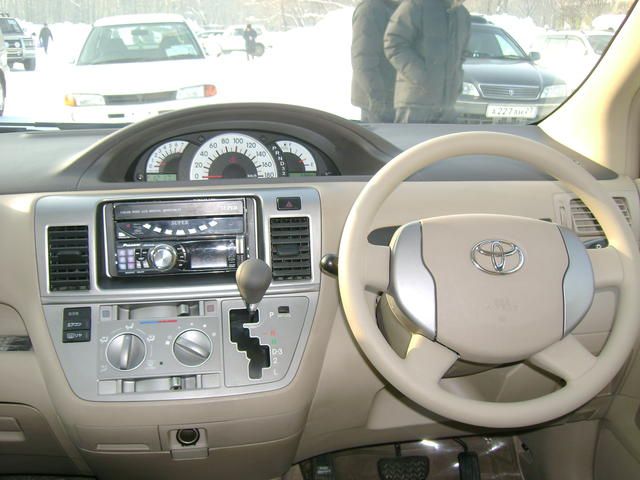 2004 Toyota Raum