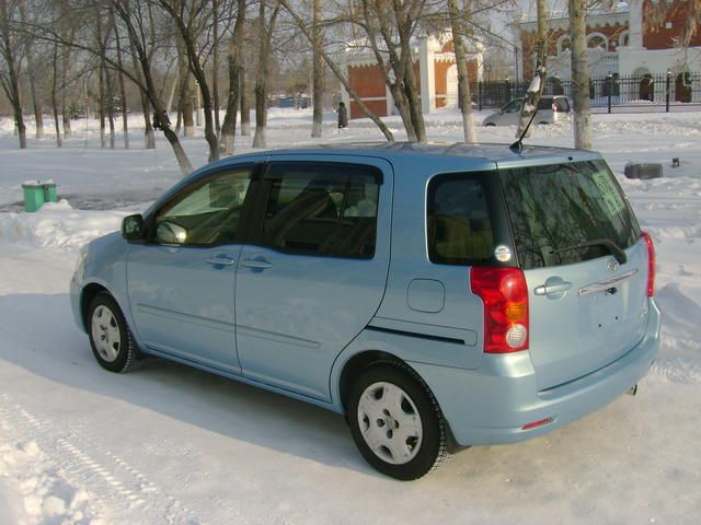 2004 Toyota Raum