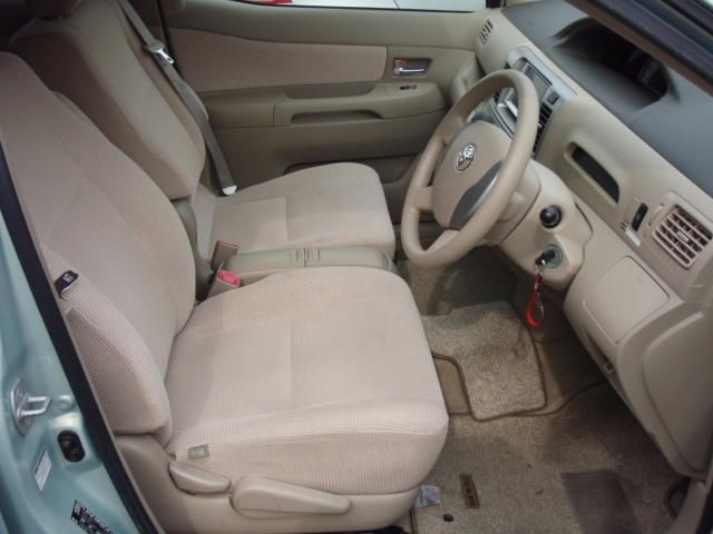 2004 Toyota Raum