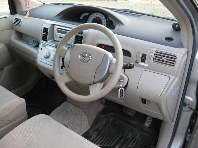 2004 Toyota Raum