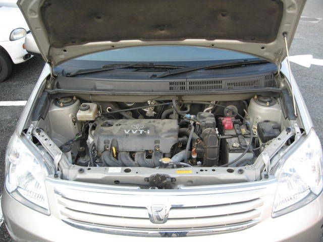 2004 Toyota Raum