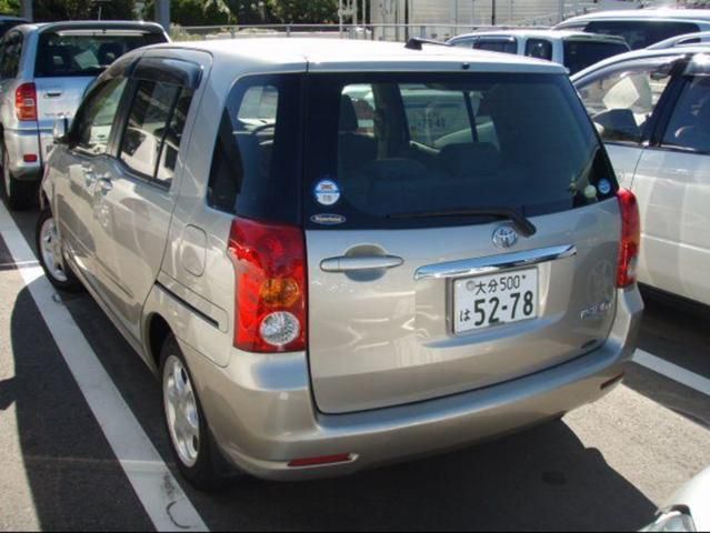 2004 Toyota Raum