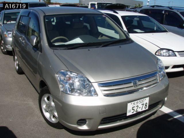 2004 Toyota Raum