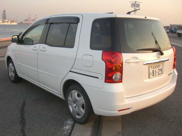 2004 Toyota Raum