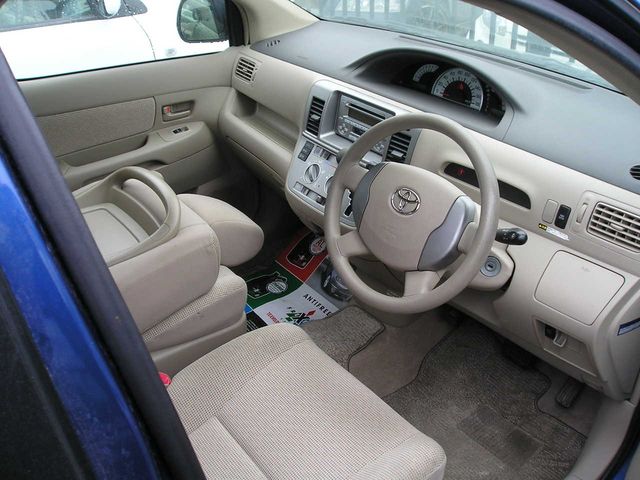 2004 Toyota Raum