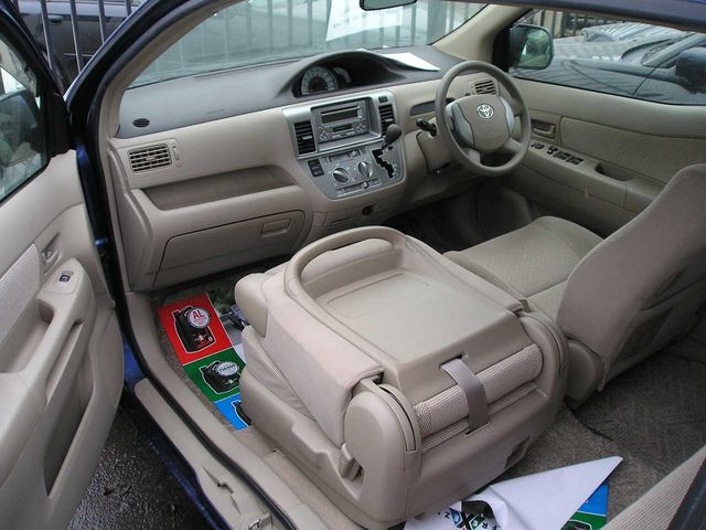 2004 Toyota Raum