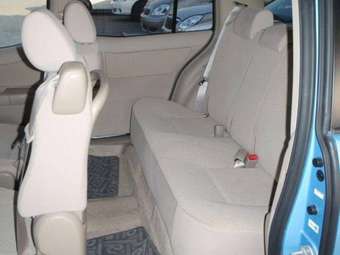 2004 Toyota Raum Pictures